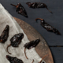 Load image into Gallery viewer, 73% MEXICAN CACAO from Comalcalco Tabasco with Smoked Heirloom Chile